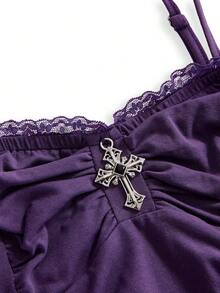 ROMWE Goth Tank Top Wanita Pas Badan dengan Liontin Salib Gotik dan Patchwork Renda Romantis Berkerut - Purple - View 3