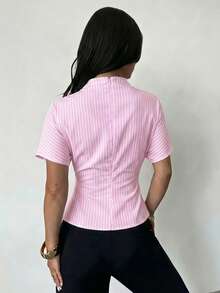 Firerie Kemeja Wanita Musim Panas dengan Kerah Berkerut, Lengan Asimetris, dan Detail Kerutan Samping di Pinggang, Warna Aprikot, Bahan Linen Slub, Cocok untuk Semua Musim. - Berwarna merah muda - View 2