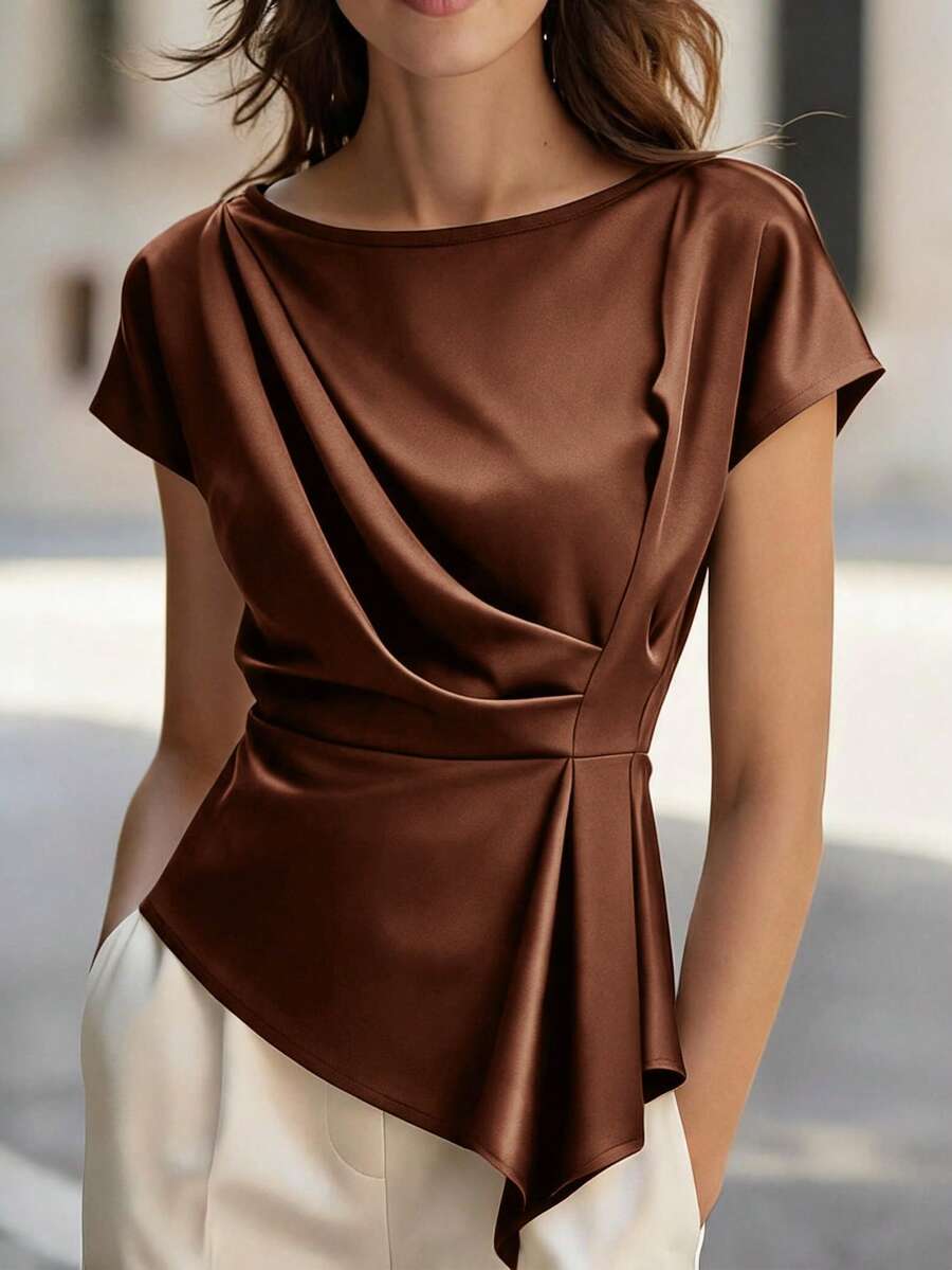 SHEIN LUNE CURVE 大尺碼女款優雅不對稱抓皺短袖修身緞面襯衫，棕色上衣，適合正式場合、春/夏、海灘穿搭、優雅派對、休閒、婚禮賓客、奢華晚禮服、度假、畢業、生日、夏季假期、辦公通勤、鄉村風 - 棕色 - 查看 1