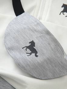 SHEIN 幼童兒童POLO衫短袖2件套，這是一套兒童服裝，整體淺米色，休閒風格，高領半拉鍊，兩側有黑色條紋裝飾，還附帶一個配套的斜挎小包，包包和衣服都有黑馬圖案。下身是慢跑褲，兩側同樣有黑色條紋，整套簡單時尚，適合日常穿著。 - 灰色 - 查看 6