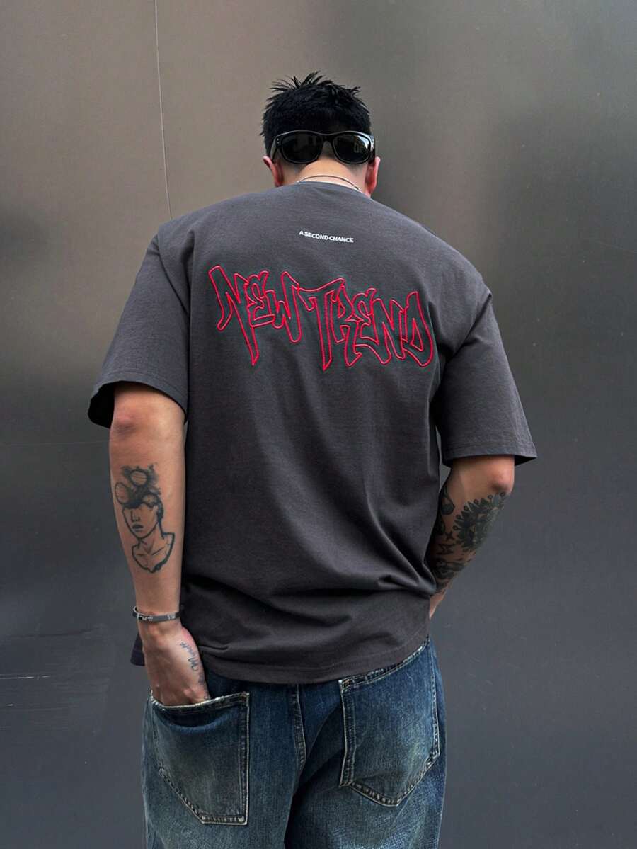 DAZY 男士灰色短袖T恤,背面紅色字母刺繡圖案,夏季穿搭 - 深灰色 - 查看 1