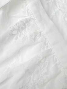 SHEIN 女款基本款短袖上衣，襯衫領，鈕扣開襟，前開式設計，刺繡面料，百褶設計，精緻優雅，同材質繫帶；舒適休閒，適合休閒度假、約會、好友聚會、家庭聚餐、晚餐；逛街購物，時尚性感街頭風 - 白色 - 查看 6