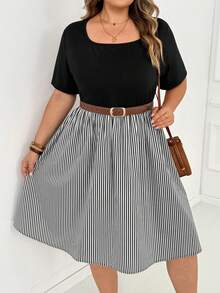 SHEIN CURVE+ Damen-Sommerkleid in großen Größen, lässig, traditionell, Vintage, für den Urlaub, schwarz-weiß Muster, mit quadratischem Ausschnitt, kurzen Ärmeln und geraffter Taille, formell - Schwarz und Weiss - Übersicht 3