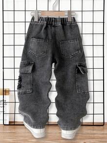 SHEIN Genkimix Kids 男童牛仔長褲，工裝破洞牛仔褲，四季皆宜，街頭風休閒，淺藍色水洗牛仔，多口袋工裝設計，撕裂破洞與鹽洗處理，寬鬆直筒版型，舒適柔軟細棉牛仔面料，百搭日常穿著，可搭配圖案T恤與休閒運動鞋，適合日常上學、朋友聚會、外出等 - 灰色 - 查看 2