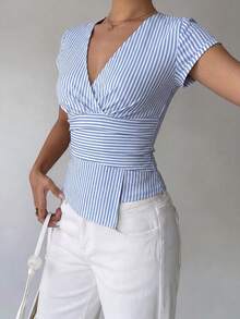 Aloruh 時尚通勤深V領百褶短袖小飛袖修身條紋女款T恤，夏季服飾，優雅百褶休閒女上衣，夏季條紋上衣 - 藍色 - 查看 6