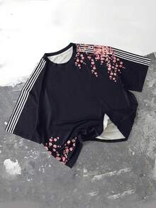 Manfinity EMRG Camiseta masculina casual de manga curta com estampa de flor de cerejeira e detalhes listrados, ideal para o verão. - Multicolorido - Ver 2