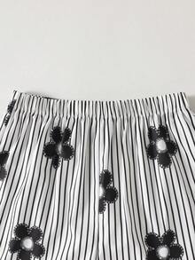 SHEIN 青少年女孩休閒夏季套裝：黑色荷葉邊吊帶背心 & 花卉條紋短褲 - 黑色 - View 5