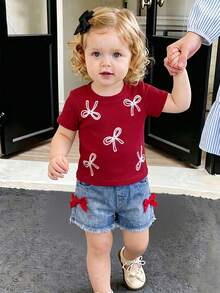 SHEIN Playful Pals 嬰兒/幼童 2件套甜美時尚潮流蝴蝶結毛巾刺繡圓領短袖紅色T恤搭配蝴蝶結裝飾牛仔短褲夏季休閒簡約T恤套裝 - 紅色 - 查看 6