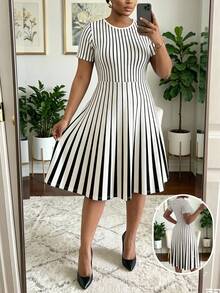 SHEIN Lady CURVE 大尺碼女款圓領短袖洋裝 - 黑與白 - 查看 1
