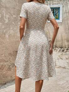 SHEIN Clasi Damen V-Ausschnitt Kurzarm Kleinkariertes Blumenmuster Holzknopf Kleid,Beige Boho Urlaub Sommer Elegant Elastische Taille A-Linie Midi Kleid,Lässig Frühling/Sommer - Weiss - Übersicht 2