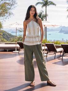 Nöista 这款条纹交叉领无袖上衣散发着休闲气息，适合都市度假、旅行、海滩漫步和文艺休闲等多种场合。荷叶边下摆增添了甜美感和层次感，可与短裤、牛仔裤和裙子完美搭配。它是一款百搭时尚单品，适合夏季外出、度假和日常通勤。 - 彩色 - 查看 7