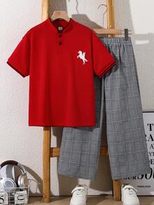 SHEIN 2件組兒童青少年男童休閒都市學院風短袖POLO衫與彈性腰格紋長褲套裝，適合兒童、男童返校、生日派對、聚會、表演、婚禮、洗禮、日常穿著、學校、旅行、運動，春夏季適用 - 紅色 - 查看 3
