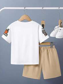 SHEIN Streecool Kids 小男孩字母印花短袖T恤與短褲休閒兩件組 - 卡其色 - 查看 2