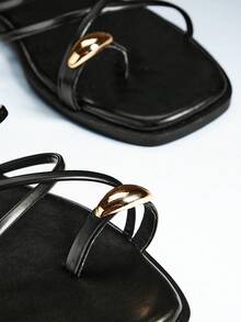 Denimoi Sandalia plana con anillo para el dedo en la punta cuadrada y tiras, en color dorado y negro- Elegante, ligera y cómoda - Producto talla grande vendido - Negro - Ver 2