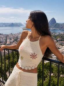 Nöista Conjunto de dos piezas de ganchillo blanco con top corto de halter adornado con flores bordadas de colores y bordes festoneados. Emparejado con pantalones cortos de punto a juego con cordón en la cintura. Perfecto para el verano, festivales de música, estilo bohemio, fiestas en la piscina, ropa de playa, look de primavera. - Albaricoque - Ver 3