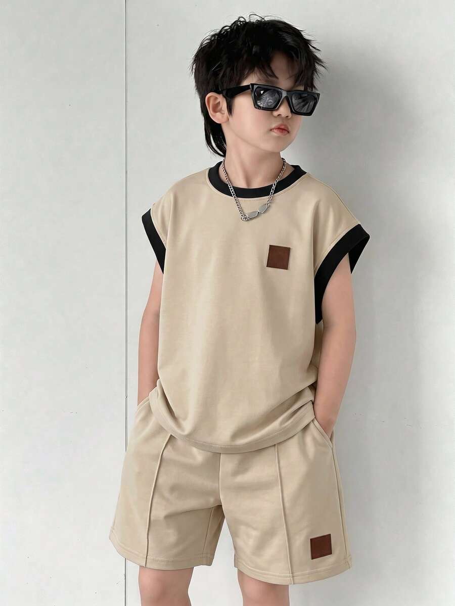 SHEIN 2件組兒童青少年男童休閒學院風皮革貼片圓領套頭短袖T恤灰色背心與灰色運動短褲T恤面料運動套裝 - 卡其色 - 查看 1
