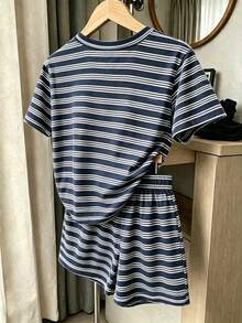 SHEIN 青少年女孩藍白條紋滿版海龜與海洋生物印花T恤短褲套裝，休閒百搭日常街頭穿搭，適合春夏秋季，經典復古條紋風格套裝 - 彩色 - 查看 2