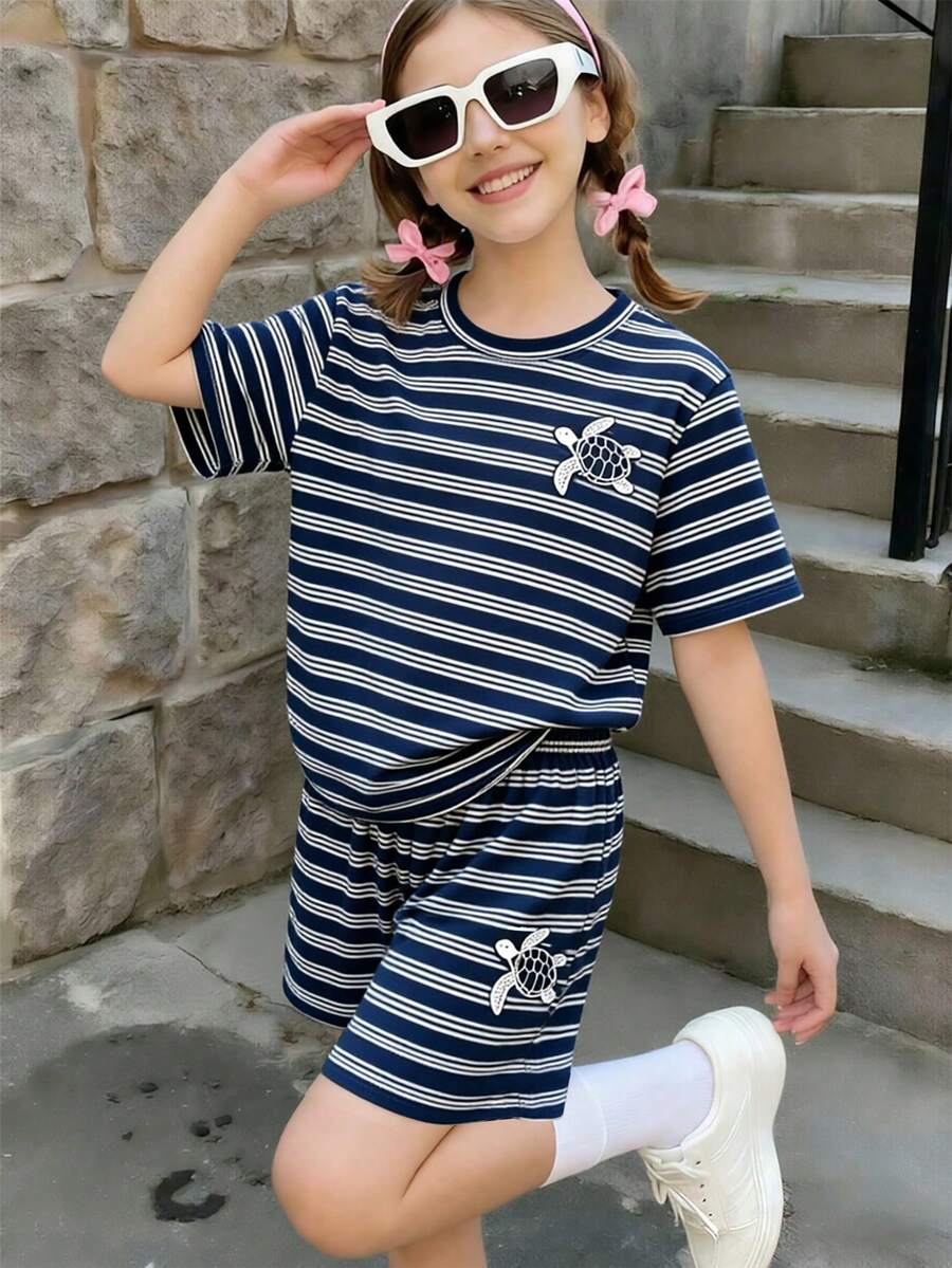 SHEIN 青少年女孩藍白條紋滿版海龜與海洋生物印花T恤短褲套裝,休閒百搭日常街頭穿搭,適合春夏秋季,經典復古條紋風格套裝 - 彩色 - 查看 1