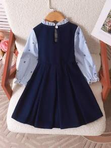 Elladie kids 少女可愛學院風 2 件套洋裝，荷葉邊條紋長袖上衣搭配海軍藍大蝴蝶結裝飾百褶吊帶裙，甜美日常校園穿搭 - 藍色 - 查看 3