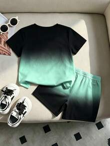 SHEIN 男童 T-Shirt 套裝 2 件組，夏季時尚街頭酷感卡通汽車塗鴉英文漸層滿版印花短袖 T-Shirt，搭配時尚鬆緊腰漸層印花短褲，腰部抽繩裝飾，柔軟彈性面料，寬鬆版型，春夏時尚休閒舒適 - 彩色 - 查看 2