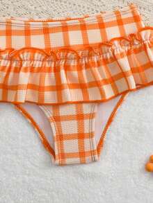 SHEIN Conjunto de traje de baño para niña joven con top de tirantes con volantes en el bajo y estampado a cuadros y Bottom triangular - Naranja - Ver 4