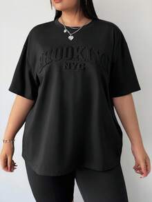SHEIN CURVE+ Curve Plus 压纹字母“Brooklyn”黑色加大码女款 T 恤 - 黑色 - 查看 3