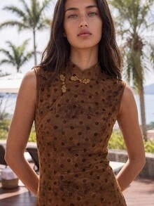 Nöista 这款现代中式风格的无袖棕色波点长裙，采用修身直筒剪裁，经典复古波点图案融合了东西方美学。面料柔软舒适，亲肤透气，适合艺术展览、都市休闲、约会和度假等场合。这款连衣裙轻盈飘逸，既可单穿，也可内搭外套，是春、夏、初秋的理想之选。 - 咖啡 - 查看 7