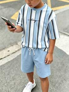SHEIN 小男孩2件組T恤套裝，夏季藍色直條紋字母印花短袖圓領T恤，搭配時尚彈性腰對比色藍色短褲，腰部抽繩裝飾，柔軟彈性面料，寬鬆版型，春夏時尚男孩T恤套裝，休閒舒適百搭，適合外出 - 藍色 - 查看 1