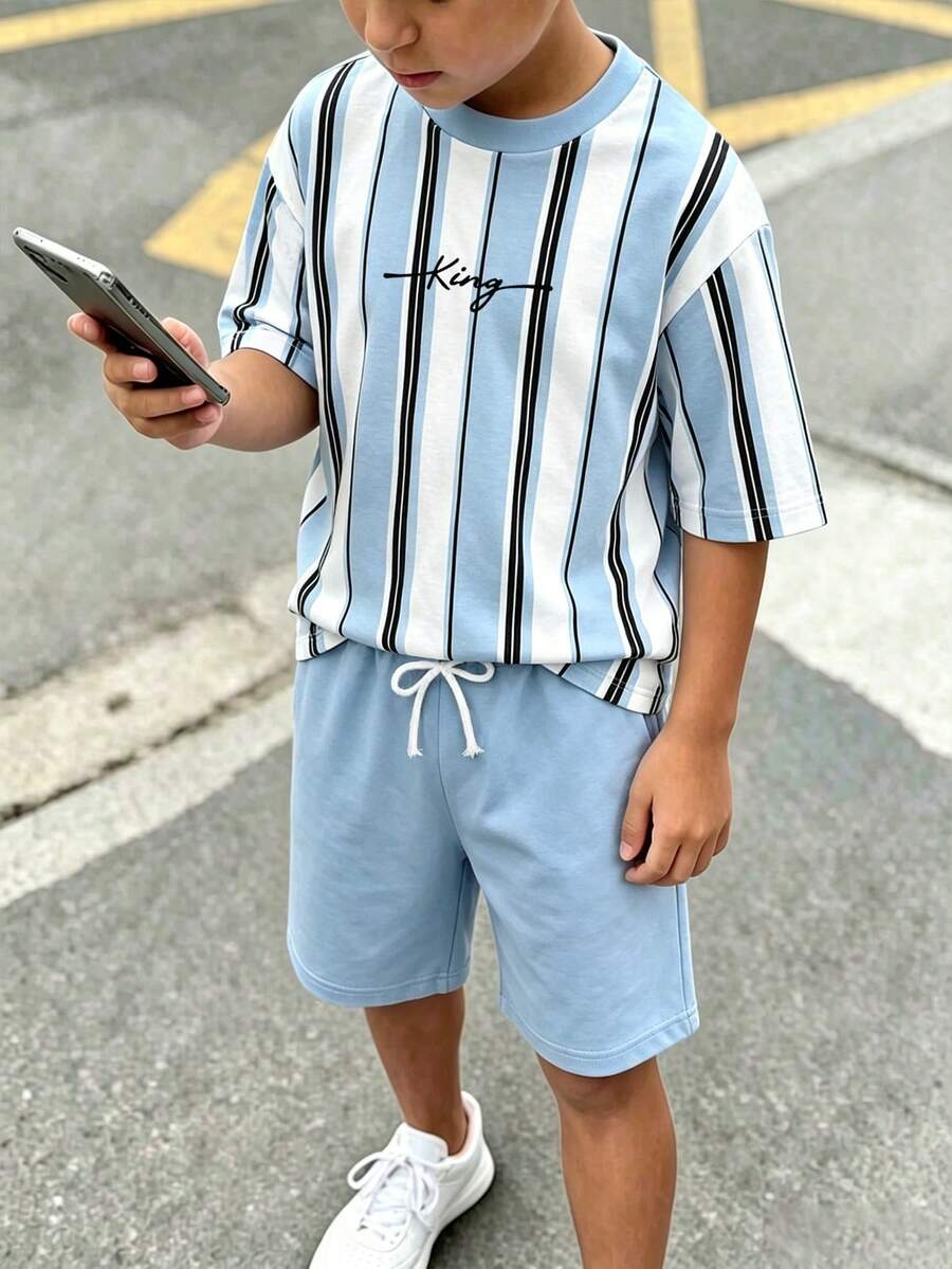 SHEIN 小男孩2件組T恤套裝,夏季藍色直條紋字母印花短袖圓領T恤,搭配時尚彈性腰對比色藍色短褲,腰部抽繩裝飾,柔軟彈性面料,寬鬆版型,春夏時尚男孩T恤套裝,休閒舒適百搭,適合外出 - 藍色 - 查看 1