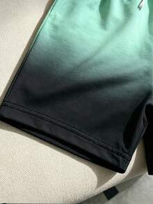 SHEIN 男童 T-Shirt 套裝 2 件組，夏季時尚街頭酷感卡通汽車塗鴉英文漸層滿版印花短袖 T-Shirt，搭配時尚鬆緊腰漸層印花短褲，腰部抽繩裝飾，柔軟彈性面料，寬鬆版型，春夏時尚休閒舒適 - 彩色 - 查看 5