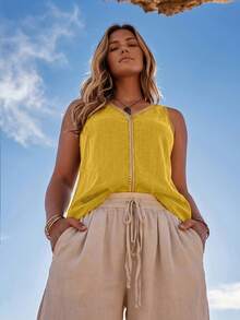 SHEIN LUNE 大尺碼女款 V 領休閒舒適度假鄉村風寬鬆軟質紋理背心上衣 戶外田園風上衣 - 淡黃色 - 查看 7