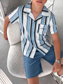 SHEIN 兒童青少年男孩新款休閒簡約學院風度假風條紋King圓領短袖上衣與短褲兩件套，適合夏季街頭風、日常、外出、居家、度假，春夏時尚穿搭，舒適易穿疊穿，時尚休閒童裝，運動學院風數位圖案T恤，返校季春夏衣著，返鄉節 - 藍色 - 查看 1