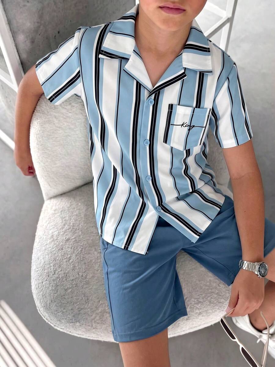 SHEIN 兒童青少年男孩新款休閒簡約學院風度假風條紋King圓領短袖上衣與短褲兩件套，適合夏季街頭風、日常、外出、居家、度假，春夏時尚穿搭，舒適易穿疊穿，時尚休閒童裝，運動學院風數位圖案T恤，返校季春夏衣著，返鄉節 - 藍色 - 查看 1