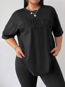 SHEIN CURVE+ Curve Plus 压纹字母“Brooklyn”黑色加大码女款 T 恤 - 黑色 - 查看 7