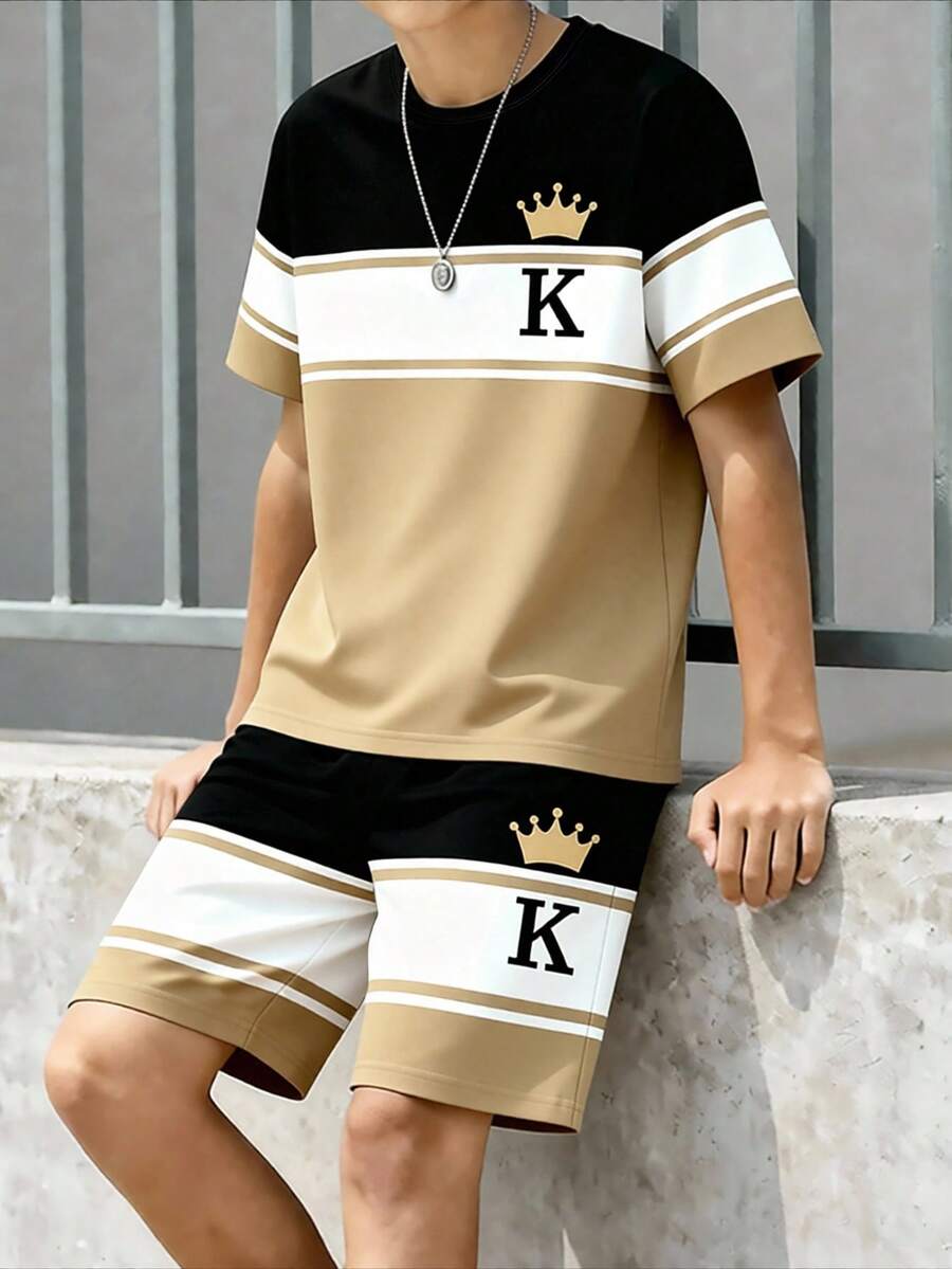 青少年男孩數位色塊英文字母印花短袖上衣與短褲套裝,春夏季休閒舒適時尚風格,適合外出與戶外運動,皇冠KING設計搭配卡其色與黑色對比 - 彩色 - 查看 1
