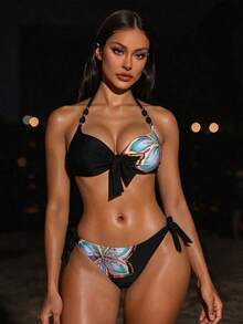 Swim Vcay 美式辣妹度假風定位印花黑色底彩色蝴蝶印花掛脖式托高比基尼上衣，附蝴蝶結與珠飾細節，後綁帶側綁三角泳褲，夏季度假遊艇旅行攝影小眾吸睛青春旅行拍照打卡休閒度假派對酷帥前衛風 - 黑色 - 查看 3