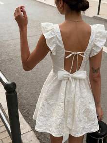 SHEIN PariChic Damen Sommer Mini-Kleid, quadratischer Ausschnitt, Rüschenkante, Flatterärmel, Schlitz vorne, taillengeraffter A-Linie, strukturierter gewebter Nicht-Stretch-Stoff, offener Rücken mit Schleifendekor, vielseitig tragbar für Alltag, Reisen, Partys, elegant & schick - Weiss - Übersicht 2