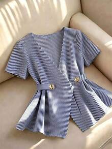 SHEIN Franclia 女款優雅藍色條紋V領交叉鈕扣腰部A字短袖襯衫，適合日常穿著、度假與通勤 - 藍色 - 查看 5