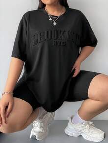 SHEIN CURVE+ Curve Plus 压纹字母“Brooklyn”黑色加大码女款 T 恤 - 黑色 - 查看 4