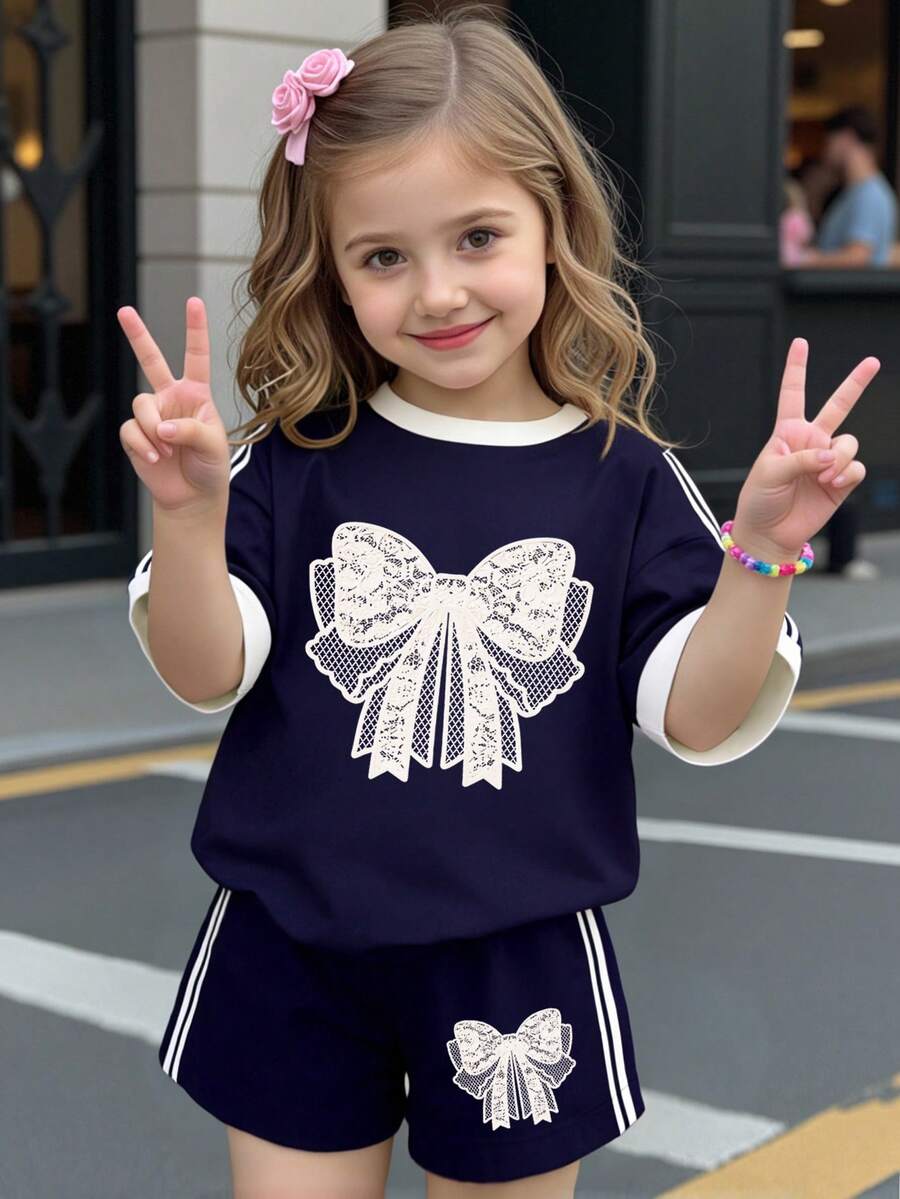 SHEIN 春夏少女休闲时尚创意个性清新可爱简约蕾丝蝴蝶结撞色图案印花休闲基础款短袖T恤和短裤套装,舒适日常穿着,适合春夏氛围穿搭。 - 彩色 - 查看 1