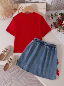 SHEIN Elladie kids 春夏青少年女孩甜美風紅色蝴蝶結裝飾圓領短袖T恤 + 白色3D蝴蝶結刺繡牛仔迷你裙套裝，輕便青少年女孩套裝，甜美可愛，時尚簡約優雅，適合日常外出、休閒玩耍、校園穿著等多種場合 - 紅色 - 查看 2