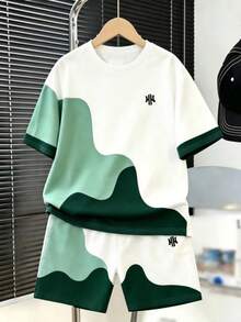 SHEIN 青少年男孩數位英文圖案設計短袖上衣與短褲套裝，春夏季休閒舒適時尚風格，適合外出、戶外運動、戶外野餐、街拍、度假風、節日、禮物、夏季穿搭 - 彩色 - 查看 3