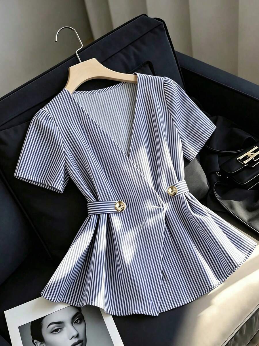 SHEIN Franclia 女款優雅藍色條紋V領交叉鈕扣腰部A字短袖襯衫,適合日常穿著、度假與通勤 - 藍色 - 查看 1