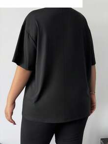SHEIN CURVE+ Curve Plus 压纹字母“Brooklyn”黑色加大码女款 T 恤 - 黑色 - 查看 2