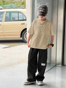 SHEIN Little Byeori 两件套男童套装：压纹字母图案圆领短袖T恤，带工装口袋；撞色长裤；适合春夏休闲、运动、度假、上学、聚会等场合，时尚百搭。 - 卡其色 - 查看 1