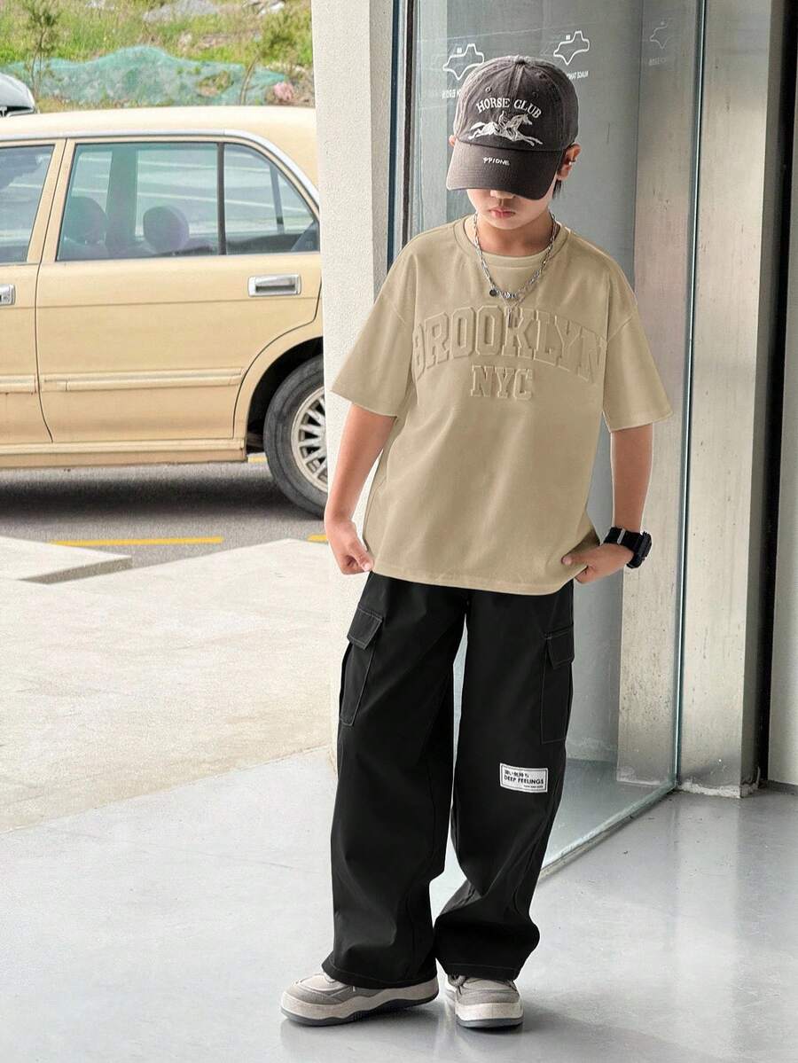 SHEIN Little Byeori 两件套男童套装:压纹字母图案圆领短袖T恤,带工装口袋;撞色长裤;适合春夏休闲、运动、度假、上学、聚会等场合,时尚百搭。 - 卡其色 - 查看 1