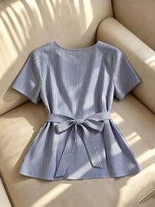 SHEIN Franclia 女款優雅藍色條紋V領交叉鈕扣腰部A字短袖襯衫，適合日常穿著、度假與通勤 - 藍色 - 查看 2