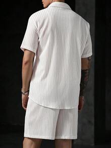 Manfinity CasualCool 男士提花紋理條紋短袖襯衫與短褲套裝 - 白色 - 查看 2