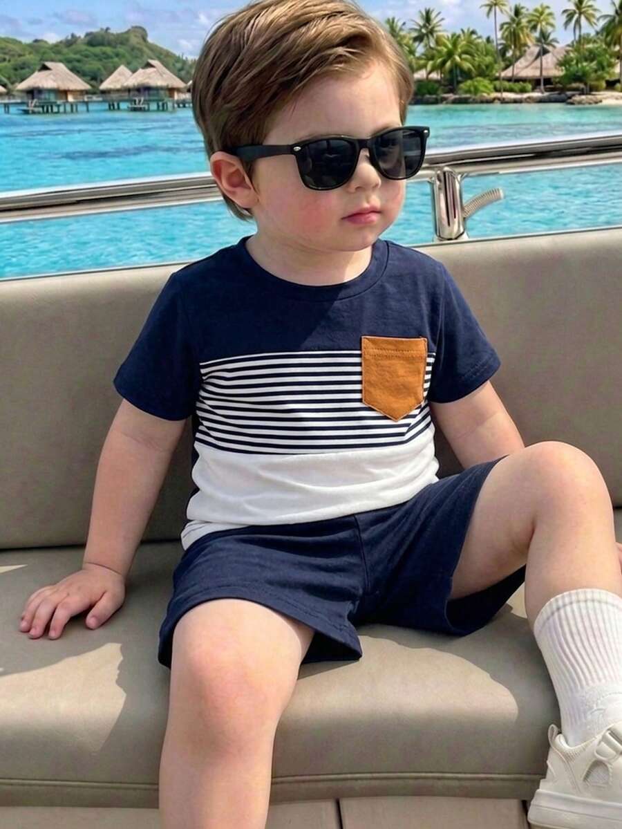 SHEIN 2件組 幼童男嬰夏季深藍色與白色條紋拼接短袖上衣與短褲套裝 休閒海灘穿搭 有口袋 修身版型