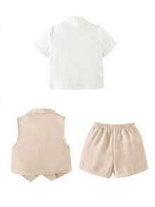 SHEIN 这款男婴/男童三件套优雅可爱的白色绅士西装套装，适合春夏穿着，包含一件白色短袖衬衫、一件白色马甲和一条白色短裤。适合节假日、婚礼、满月庆典、洗礼、周岁生日庆典以及迎婴派对等场合。也适合出席正式场合，例如婚礼宾客、花童、戒指童等。 - 卡其色 - 查看 2